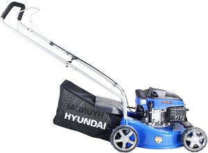 View of the Hyundai HYM400P Petrol Push Lawnmower from the side.