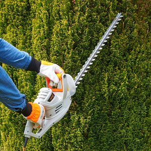 VonHaus 550W Electric Hedge Trimmer in use.