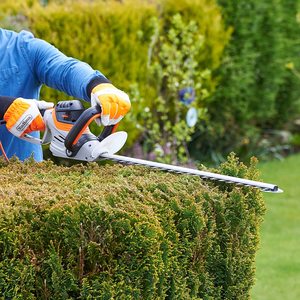VonHaus 710W Rotatable Hedge Trimmer in use.