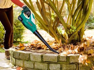 Bosch ALB 18 LI Cordless Leaf Blower in use.
