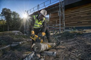 DEWALT DCM575N-XJ FlexVolt XR Chainsaw in use.