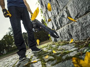 ‎McCulloch GBV 322VX Petrol Blower in use.