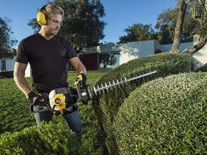 Mcculloch HT 5622 Petrol Hedge Trimmer in use.